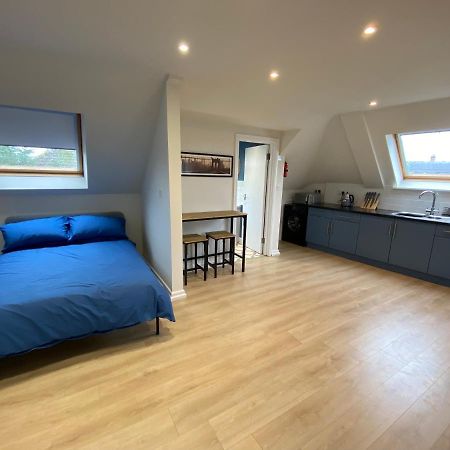 Lovely Spacious Loft Close To Train Station رذينج المظهر الخارجي الصورة