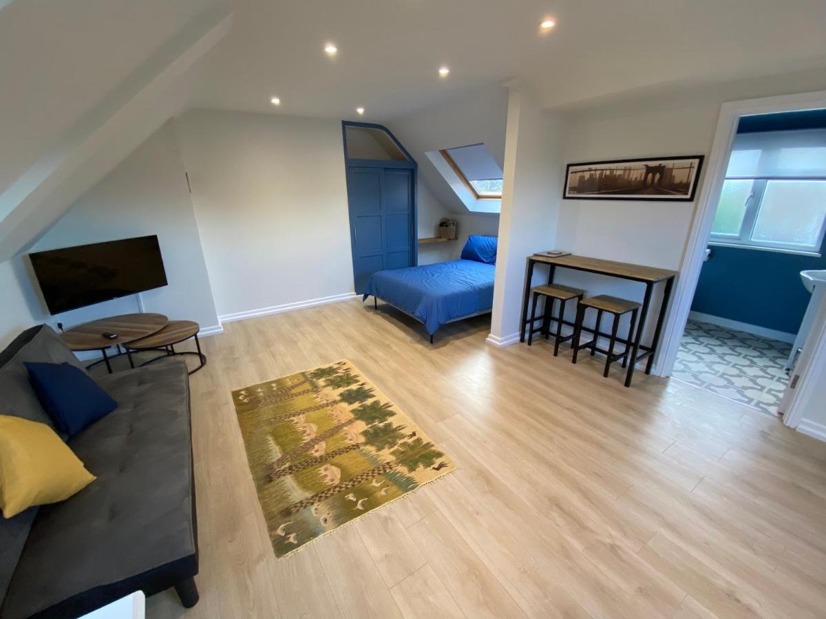 Lovely Spacious Loft Close To Train Station رذينج المظهر الخارجي الصورة