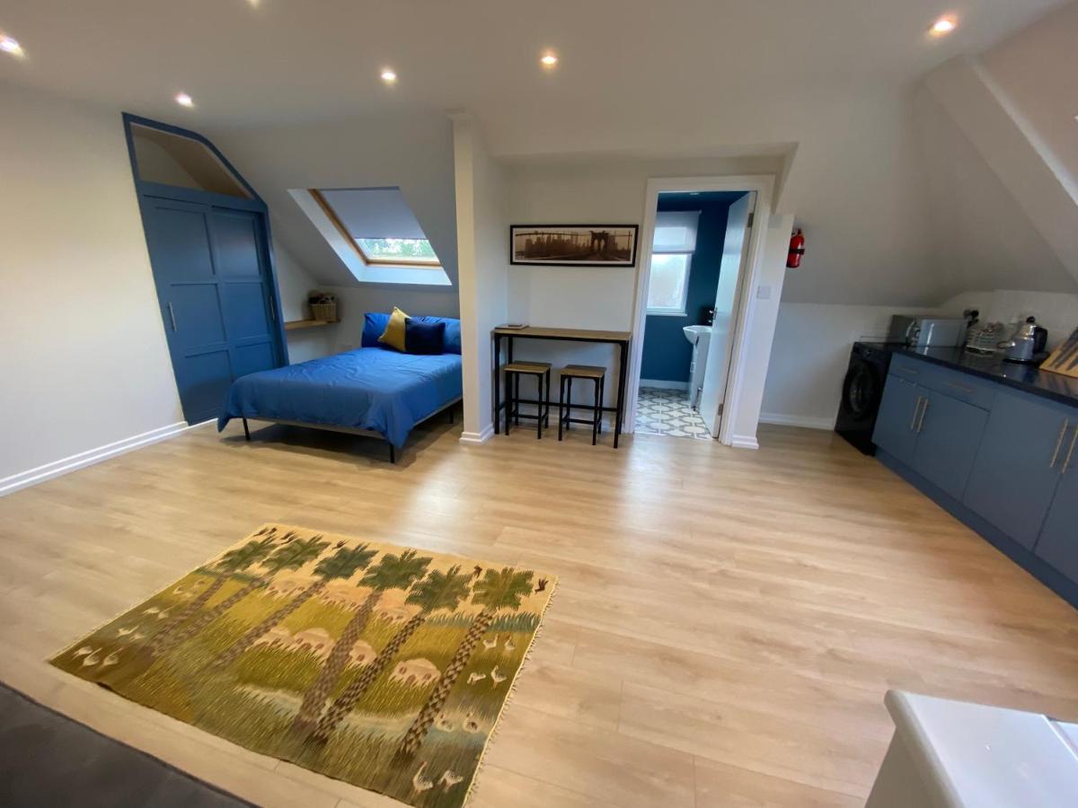 Lovely Spacious Loft Close To Train Station رذينج المظهر الخارجي الصورة