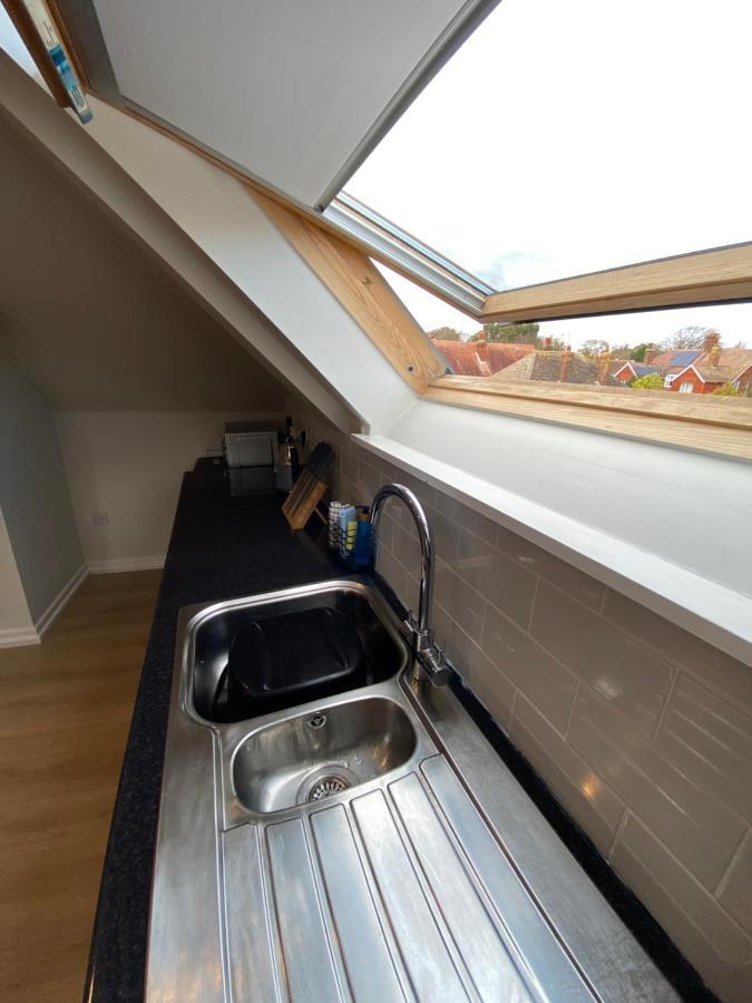 Lovely Spacious Loft Close To Train Station رذينج المظهر الخارجي الصورة