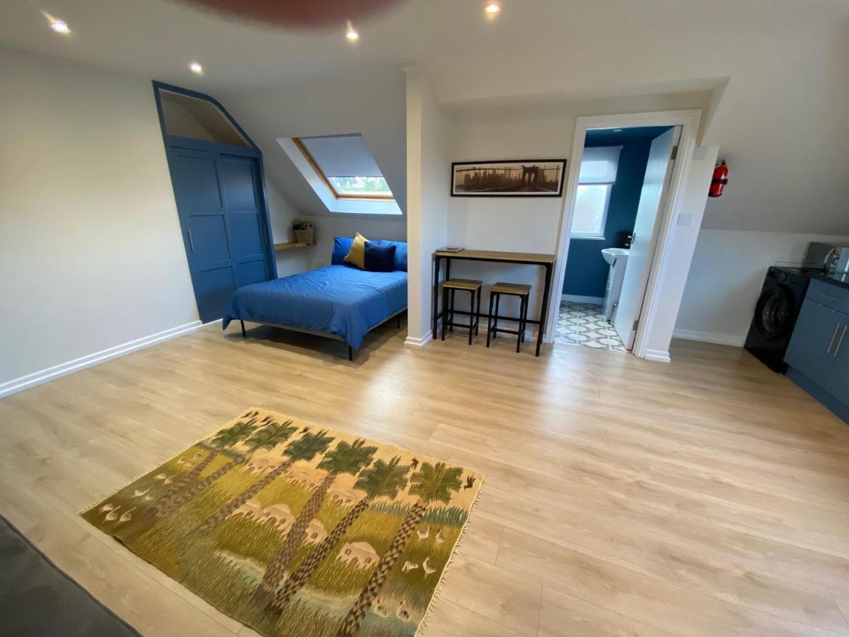 Lovely Spacious Loft Close To Train Station رذينج المظهر الخارجي الصورة