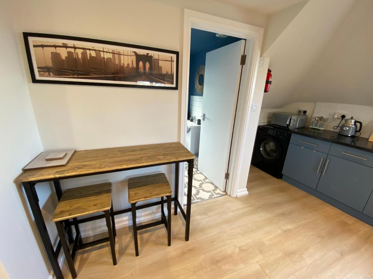 Lovely Spacious Loft Close To Train Station رذينج المظهر الخارجي الصورة